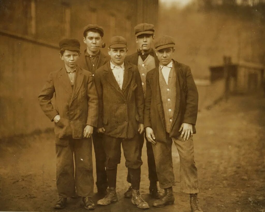 Читать семья для бандита. Одежда мальчиков 40х годов. Дети Америки 1900-1930. Одежда рабочих 20 века. Шпана 20 века.