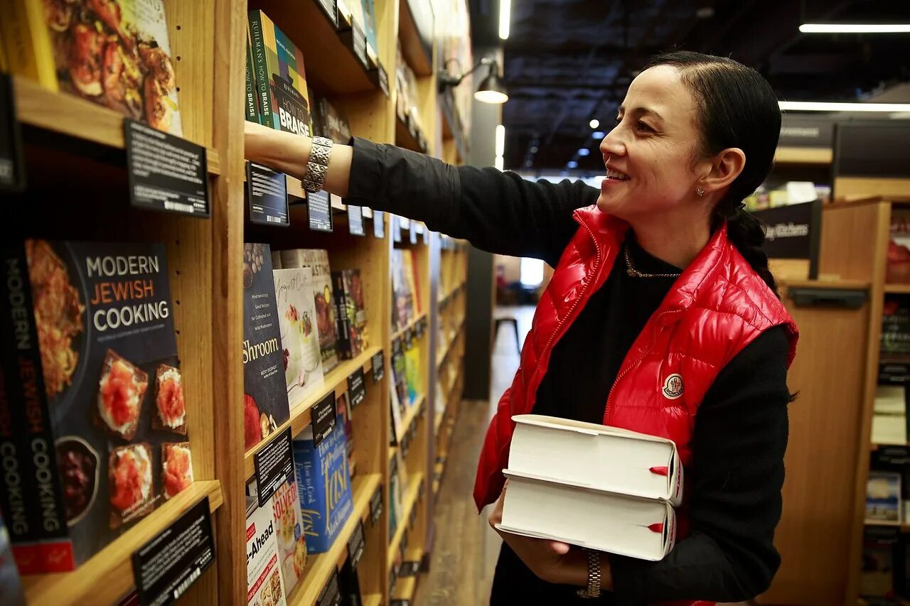 Offline store. Продавец книжного магазина. Книжная торговля. Работники книжного магазина. Продавщица книжного магазина.