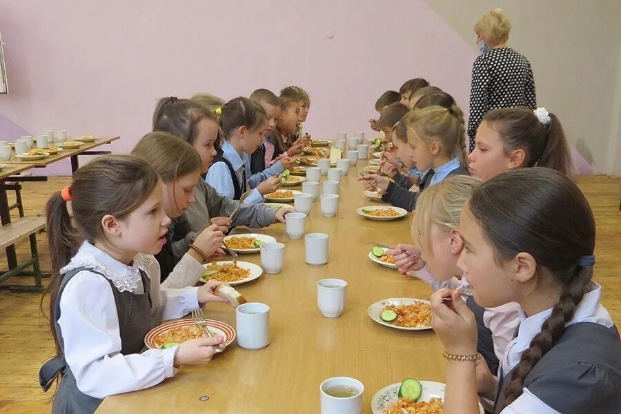 Питание в школе екатеринбург. Еда в частной школе. Питание детям мобилизованных в школе. Питание в школе. Льготное питание в школе.