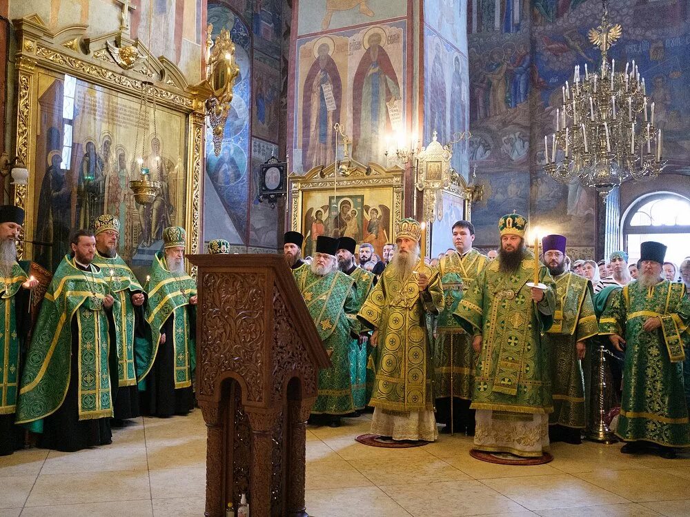 Песнопения троице сергиевой. Празднование собора Радонежских святых. В крипте Успенского собора Свято-Троицкой Сергиевой Лавры.