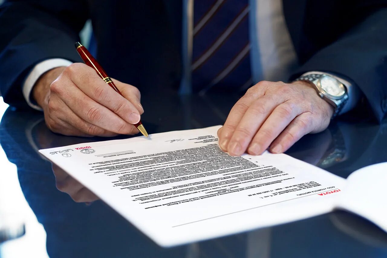 Signing back. Подписание документов. Подписано соглашение. Подписывает документ. Рука подписывает.