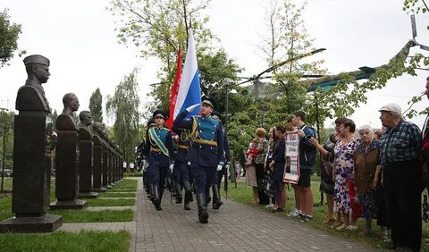 В парке герой со