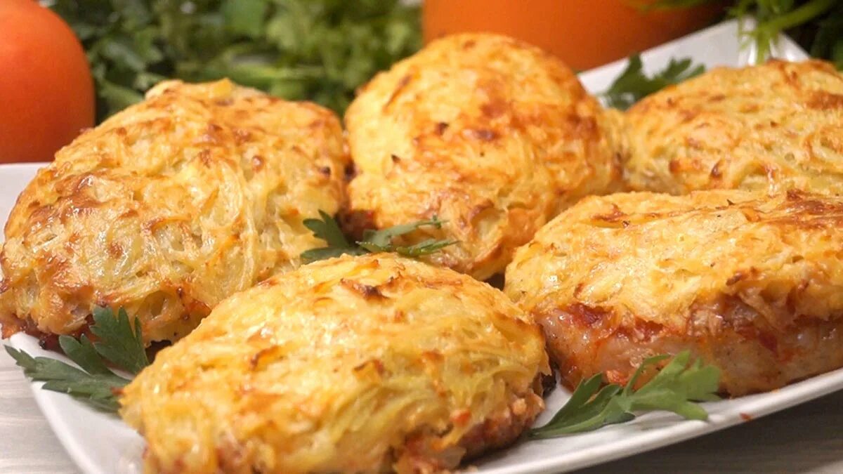 Под картофелем. Котлеты в картофельной шубке. мясо под картофельной шубкой. мясо в картофельной шубке в духовке. мясо под шубой в духовке с картофелем.