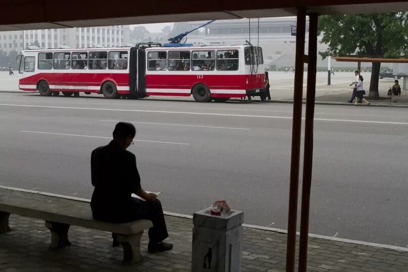 Люди ждут автобус на остановке. Люди ждут автобус. Ждать автобус. Ожидание автобуса. Парень на автобусной остановке.