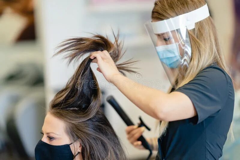 She s at the hairdressers. Я парикмахер как выглядеть стильно. Расчесываем волосы в парикмахерской. Лёгкие парикмахеров в волосах. Парикмахерская стоковые фото.