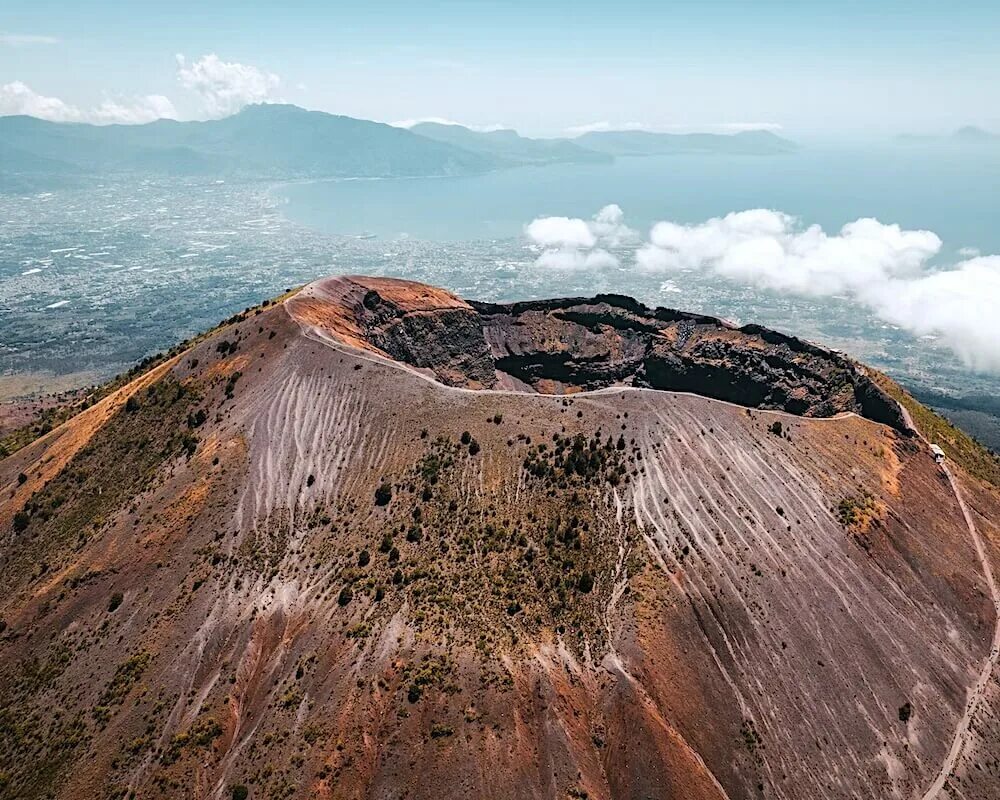 Mt vesuvius. Гора Везувий Неаполь. Вулкан Везувий в Италии. Кратер вулкана Везувий. Кратер Везувия.