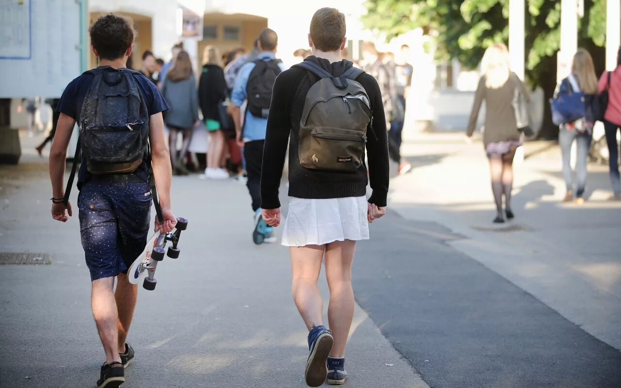 Надень платье зачем. Мужчины в юбках на улице. Мальчик в юбке на улице. Европа подростки улица.