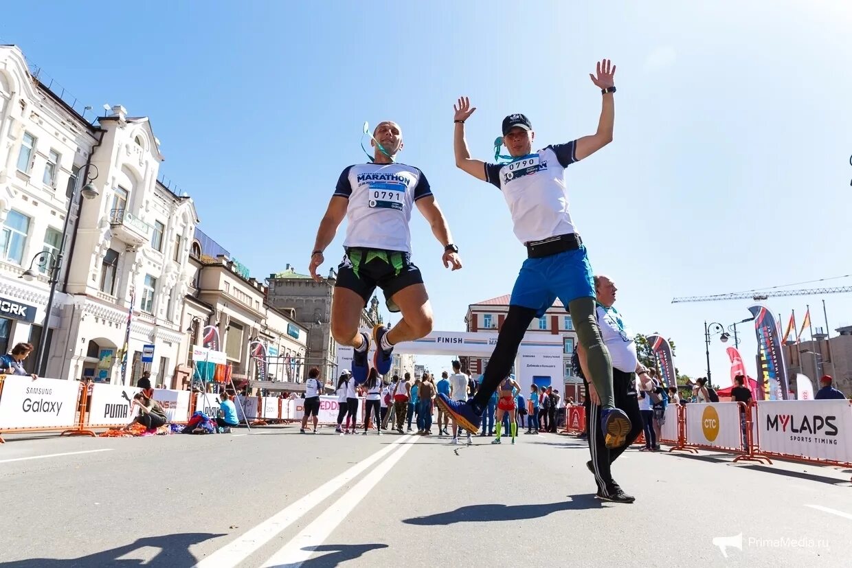 Впереди нас ехали спортсмены. Забег (Vladivostok International Marathon) лого 2023. Мосты Владивостока марафон. Забег галакси. Марафон Владивосток самсунг галакси.