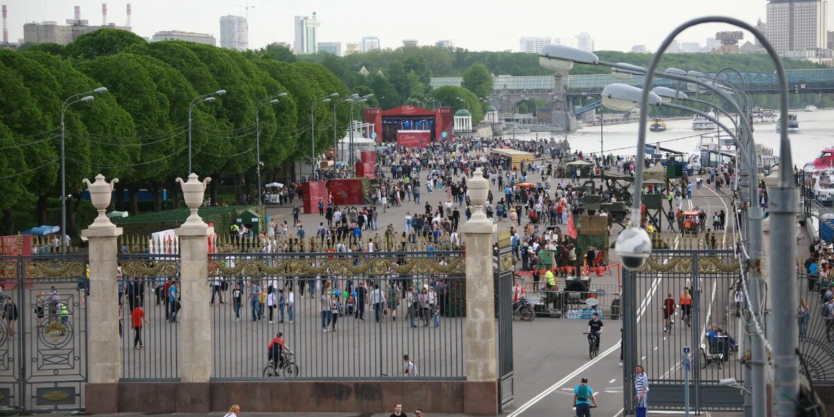 Лучшие парки москвы для прогулок. Парк Горького Москва прогулки. ЦПКИО им Горького концерт.