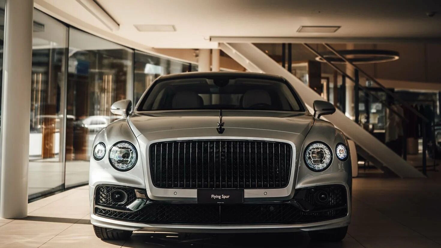 Бентли грей. Bentley Flying Spur 2023. Bentley Flying Spur 2022. Bentley Flying Spur обои.