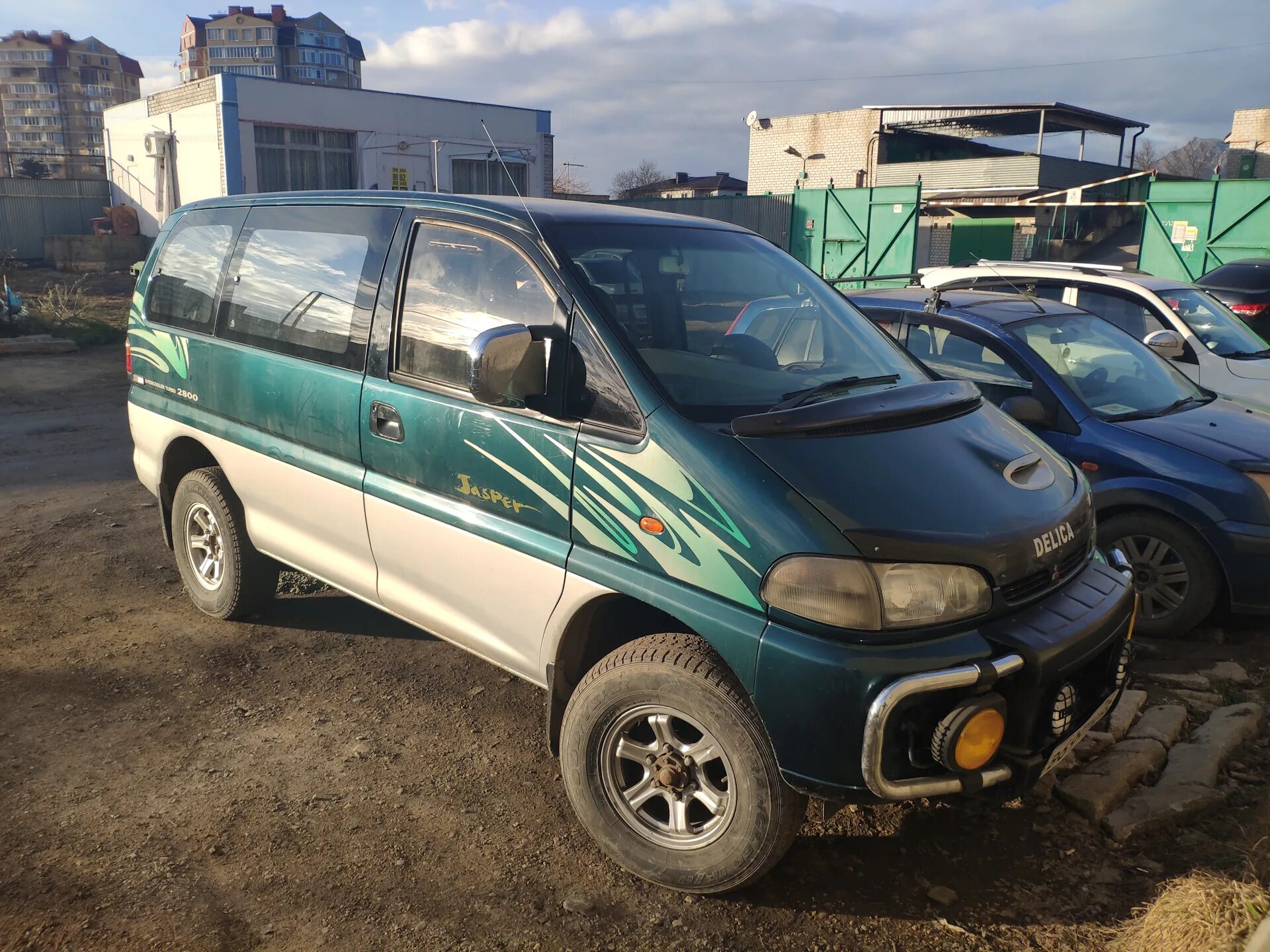 Delica отзывы. Мицубиси Делика l400. Mitsubishi Delica 2.8. Митсубиси Делика 2 ВД. Митсубиси Делика зеленая.