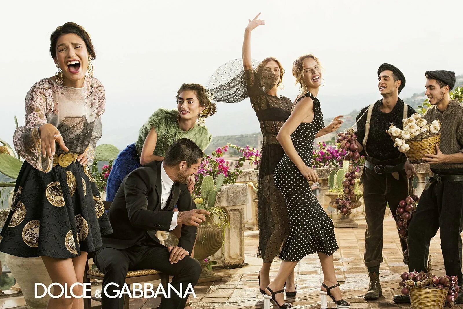 Реклама dolce gabbana. Дольче Габбана Фэмили. Вечеринка Дольче Габбана Италия. Дольче Габбана кампейн 2022. Бьянка Балти Дольче Габбана семья.