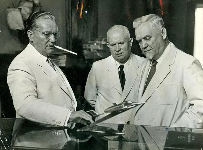 Председатель совета министров ссср 1955. Тито и Хрущев 1955. Иосип Броз Тито и Хрущев. Булганин и Хрущев в Англии 1956.
