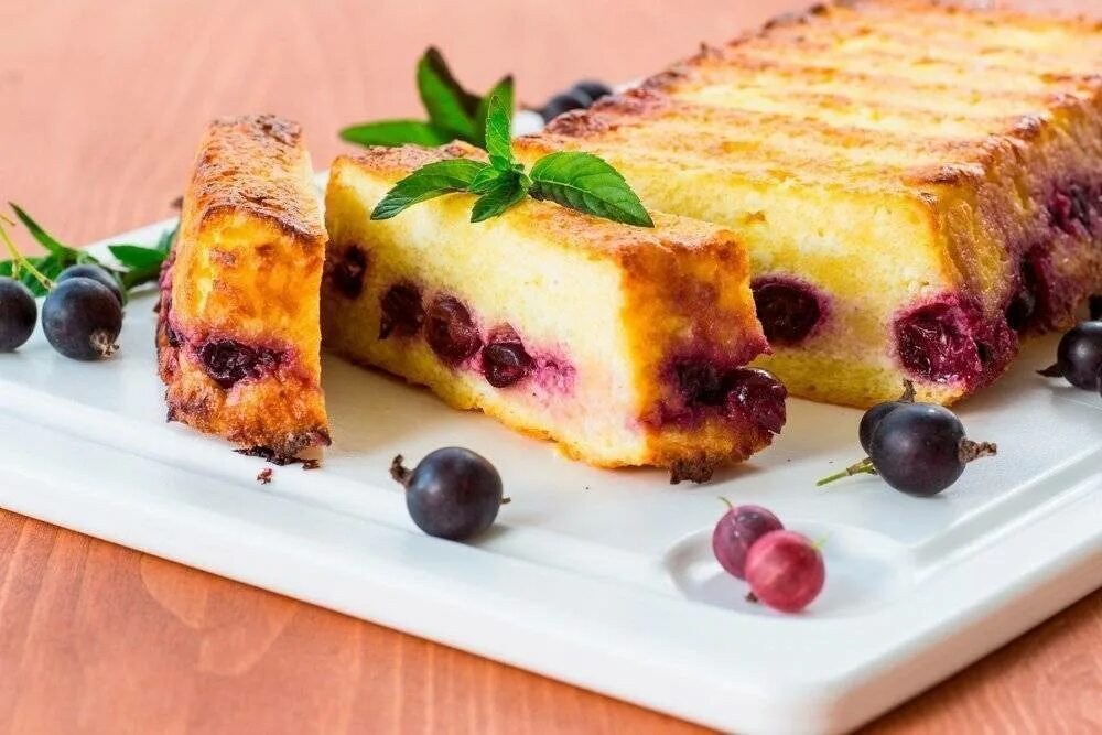 Вишневая запеканка. Кето творожная запеканка. Творожно ягодный пирог. Творожная запеканка с вишней. Творожная запеканка с ягодами в духовке.