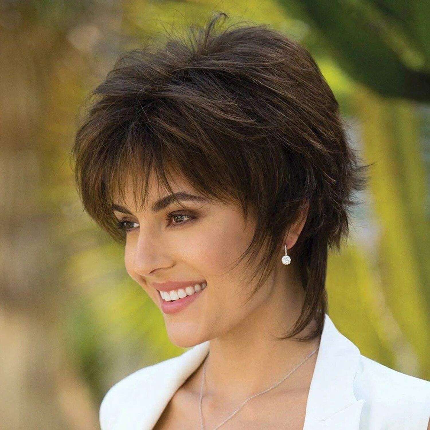 Модные стрижки 2025 2026 года: 111 фото, новинки Short layered bob hairstyles, L