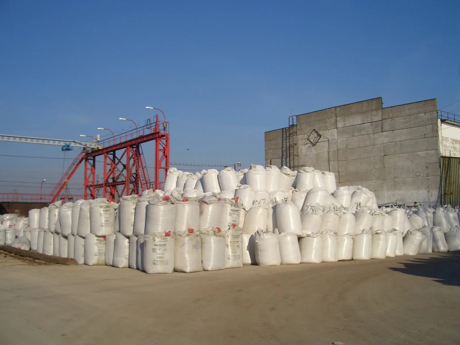 Тонны товара. Пеллеты белые 6мм мешки. Тонны товара. Тонны товара. Мешки с цементом на поддоне.