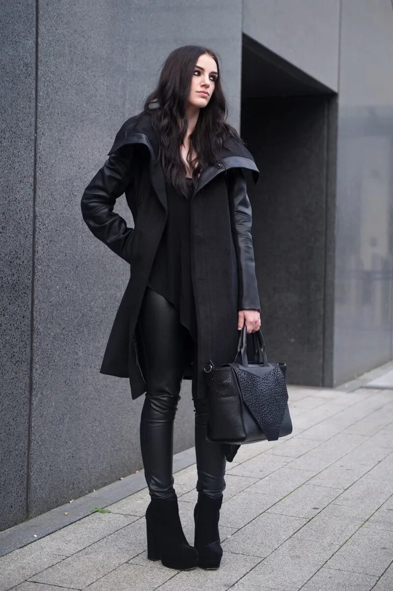 Под черным плащом. Черное пальто. Чёрное пальто женское. Образы с черным пальто. Черное пальто женское стиль.