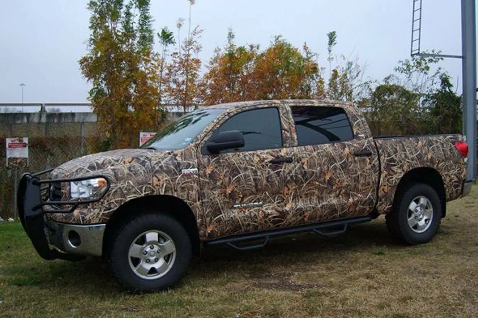 Машины замаскированы. Тойота тундра хаки. Toyota Tundra камуфляж. Toyota Hilux камуфляж. Тойота Хайлюкс хаки.