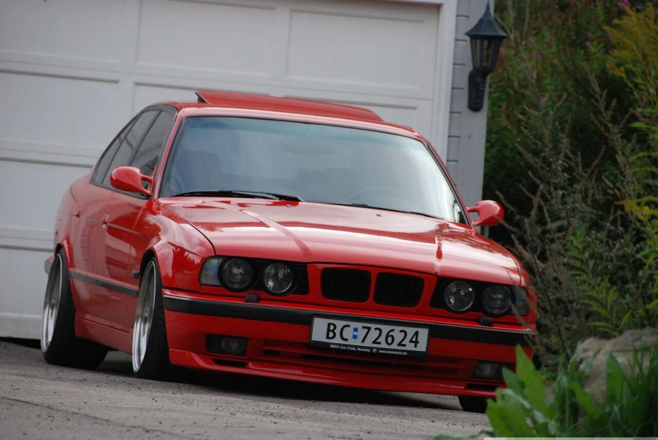 Е34 100. БМВ м5 е34. BMW m5 e34 Red. БМВ е34 красная. БМВ е34 Рестайлинг.