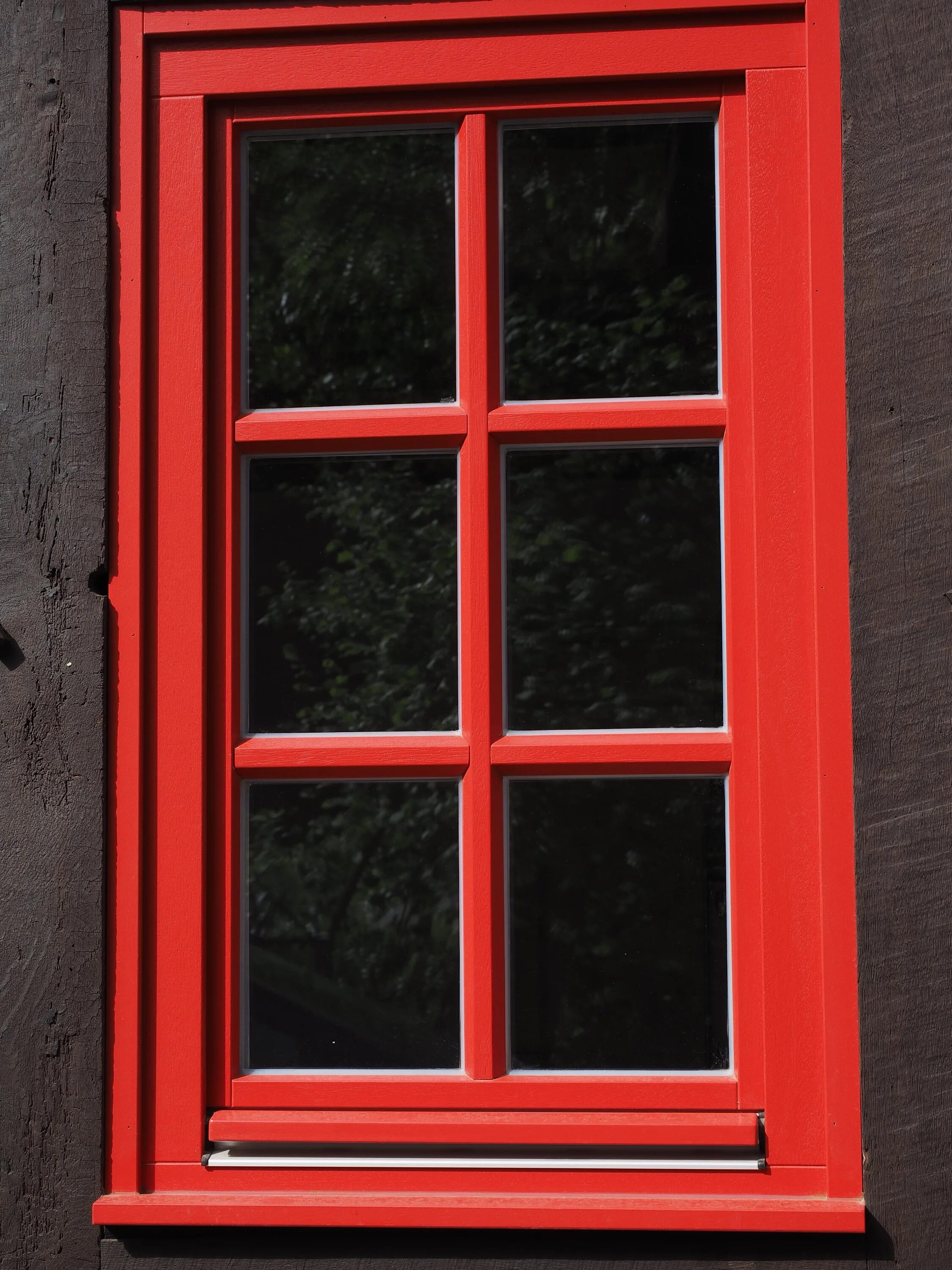 У окна. Красное окно. Цветные окна. Красные рамы на окнах. Окна пластиковые красно