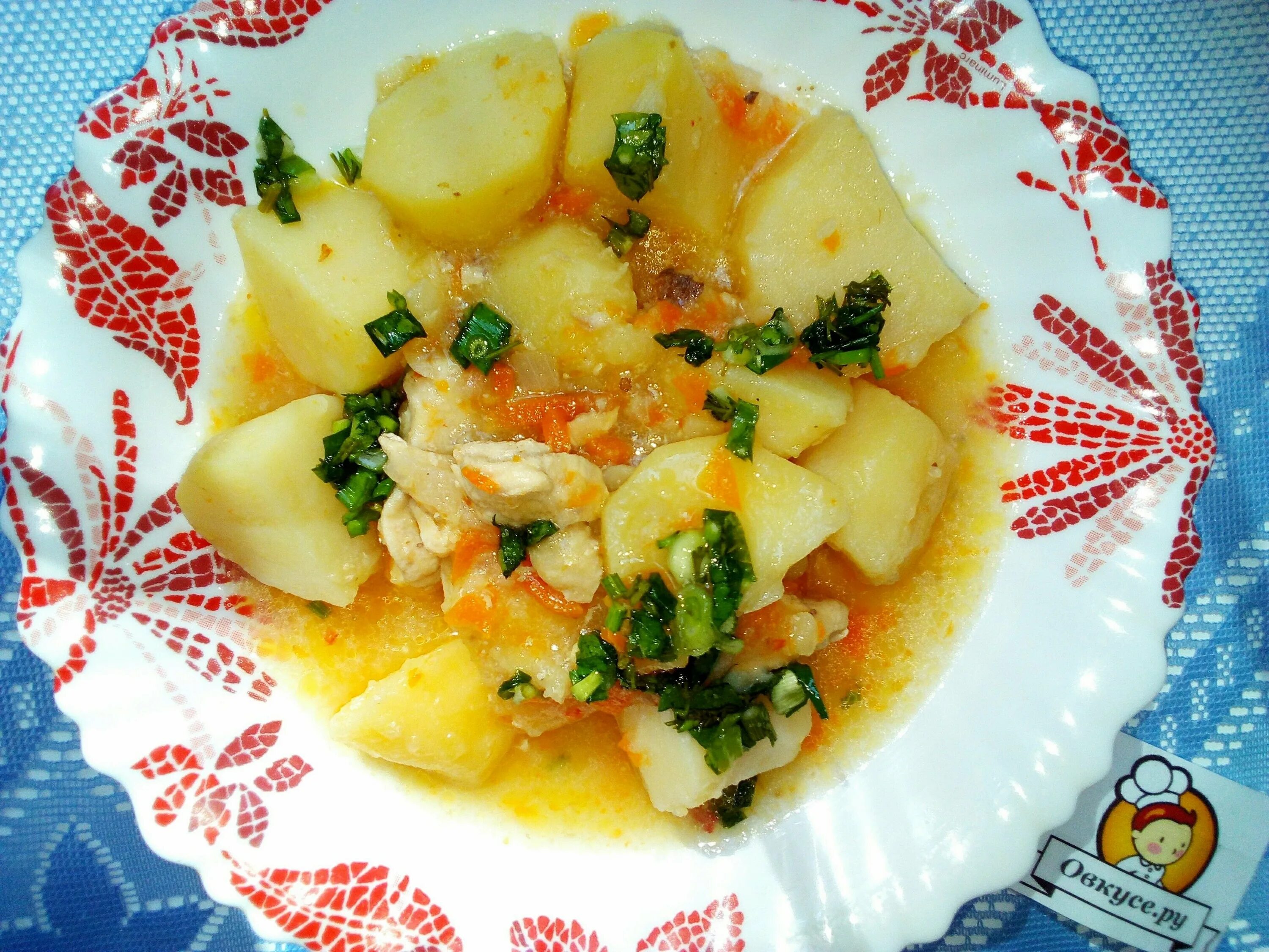 Тушеная картошка с грудкой в кастрюле. Тушёная картошка с курицей. кулинария картошка тушеная с курицей. картошка тушеная с куриной грудкой. тушеный картофель с куриной грудкой.