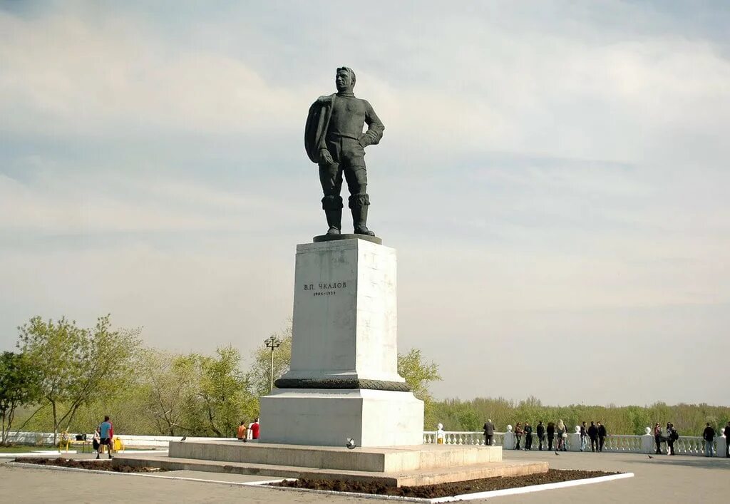 Г оренбург чкалова. Чкалов памятник Оренбург. Памятник в п Чкалову Оренбург. Памятник Валерию Чкалову в Оренбурге. Город Оренбург Чкалов памятник.