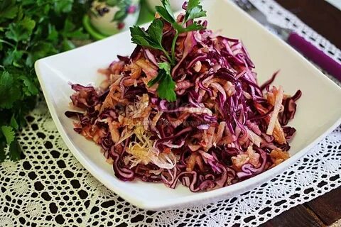 Салат из краснокочанной капусты с яблоком