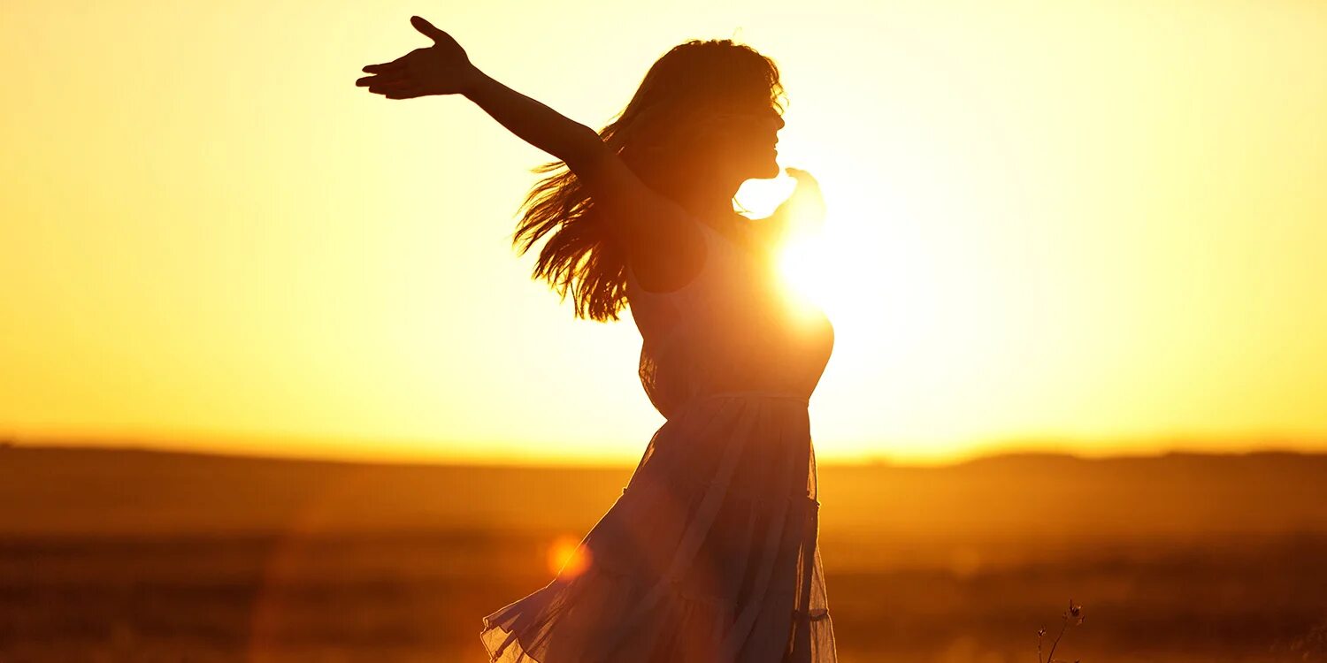 Счастливая девушка на рассвете. Солнце радость. Дети солнца. Девочка солнышко. Солнце и человек.
