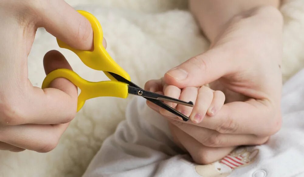 Как подстричь новорожденного. Стричь ногти ребенку. Стрижка ногтей новорожденному. Ребенок подстригает ногти. Подстриженные ногти.