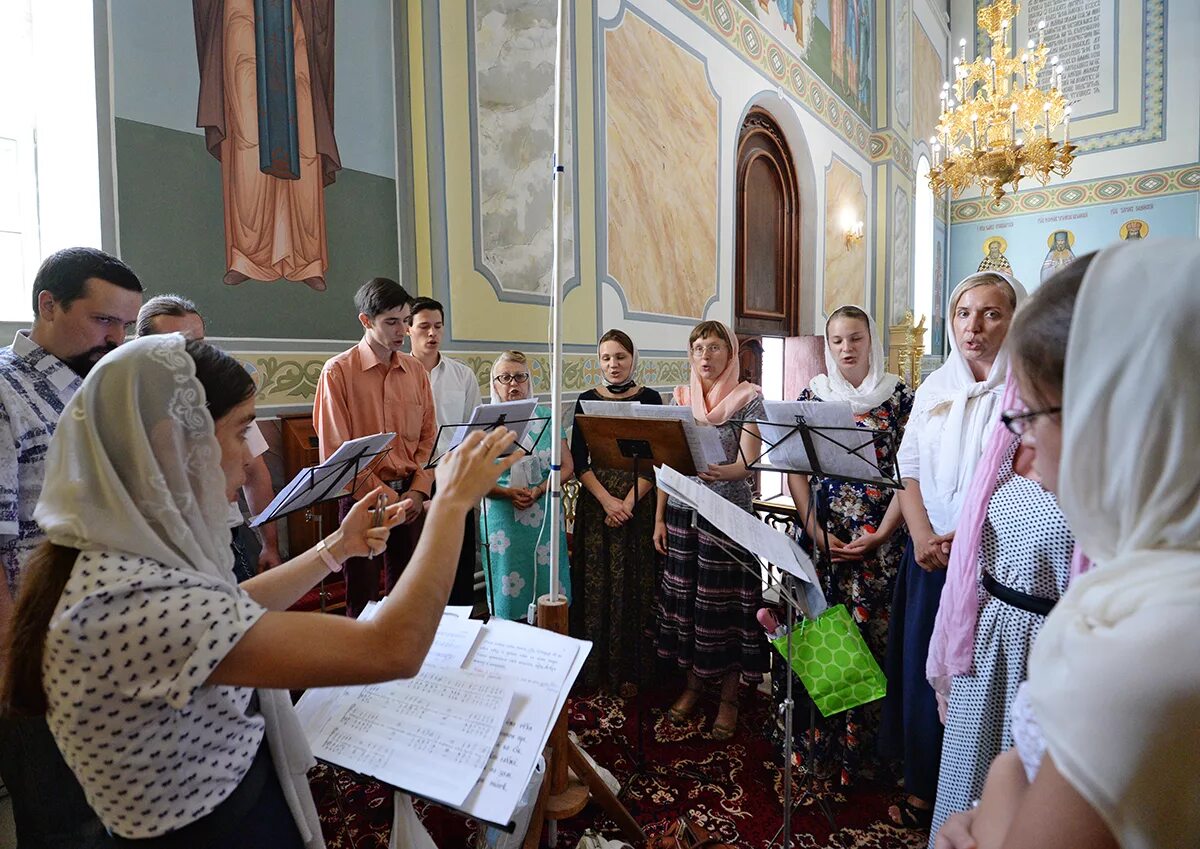 Хорист в церкви. Требуется регент. Требуется регент. Профессия регент церковного хора. Храм христа спасителя хор певчие.