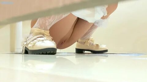 大 神 女 厕 高 清 偷 拍.难 得 一 身 萝 莉 裙 萌 妹.超 近 视 角 拍 摄.蹲 下 尿 尿 有... 