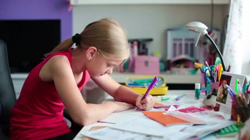 Красивые первоклашки. Девочка за партой. Красивые первоклассницы. Первоклассницы. Первоклассники в школе.