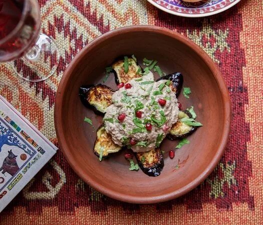 Грузинская кухня оформление стола. Читара грузинский ресторан на курской. Бадриджани старик хинкалыч. Старик хинкалыч курск. Старик хинкалыч ялта.