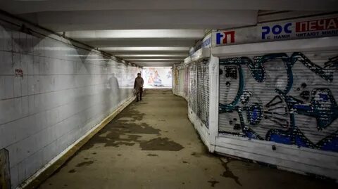 Сцена в подземном переходе
