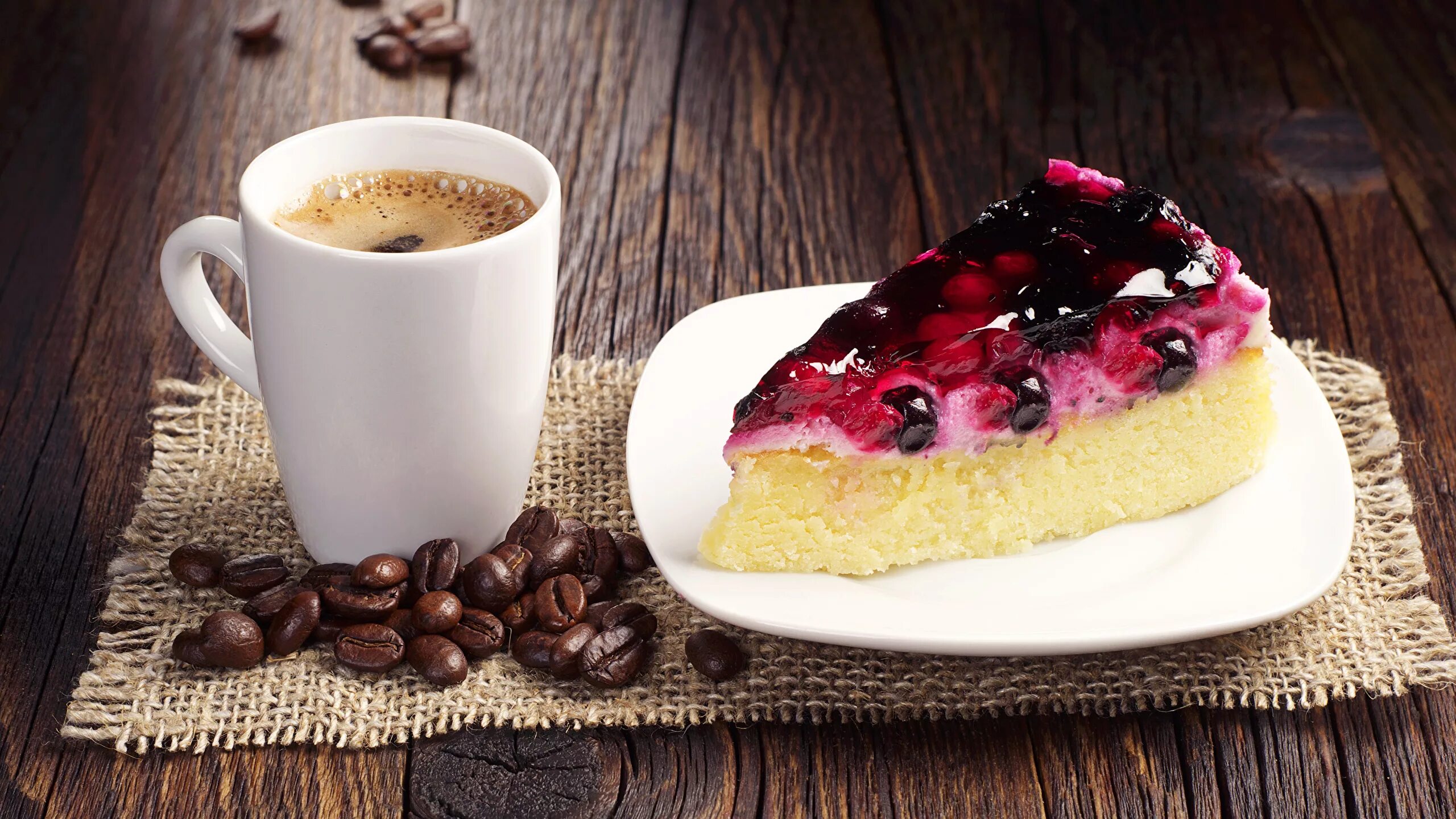 Красивый кофе. Чашка кофе и пирожные. Доброе утро кофе и пирожное. Чашка кофе завтрак. Чашечка кофе и пирожное.