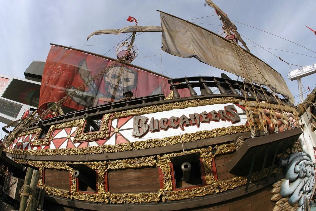 Крупнейший пиратский. Корабль барокко. пиратский корабль ресторан. пиратский корабль в москве.
