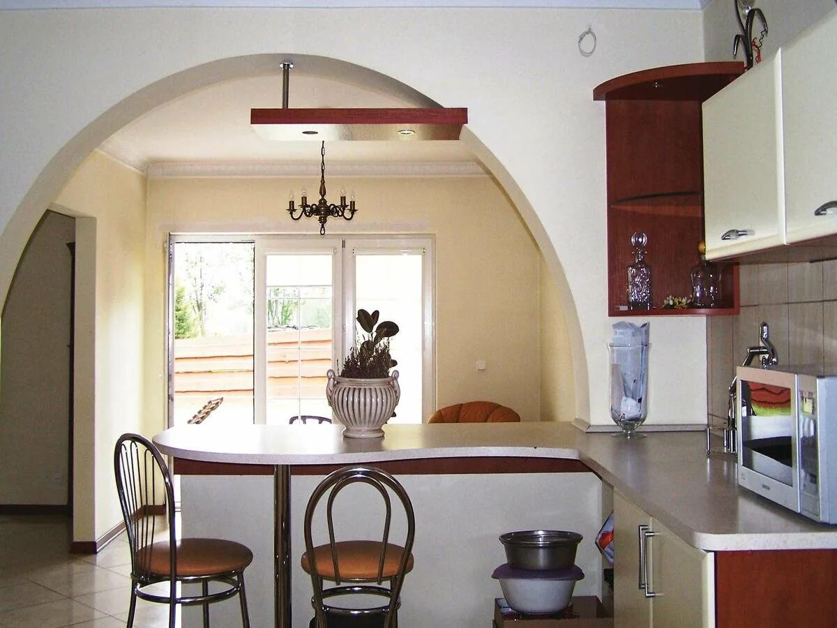 Арка на кухню. Красивая арка на кухню. Современные арки на кухню. Арка между кухней.