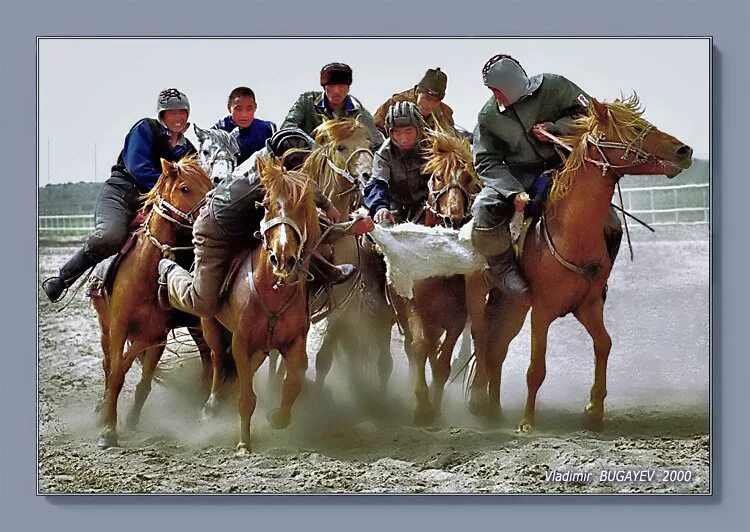 Кокпар игра Казахстан. Казахские национальные игры. Казахский народ на лошадях. Казахские игры на лошадях. Игры казахского народа