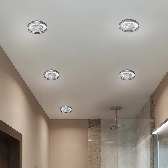 Потолок в ванной. Точечные светильники в ванну на потолок. Точечные светильники в ва. Потолочное освещение точечными светильникам. Точечные светильники в ванну на потолок.
