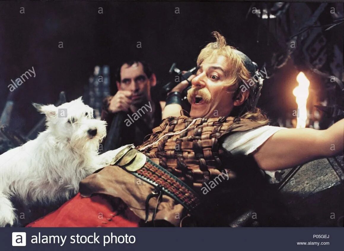 Жерар депардье астерикс. Собачка астерикса. Benoit poelvoorde астерикс на олимпийских играх. Астерикс и обеликс собачка порода. Собака в фильме астерикс и обеликс.