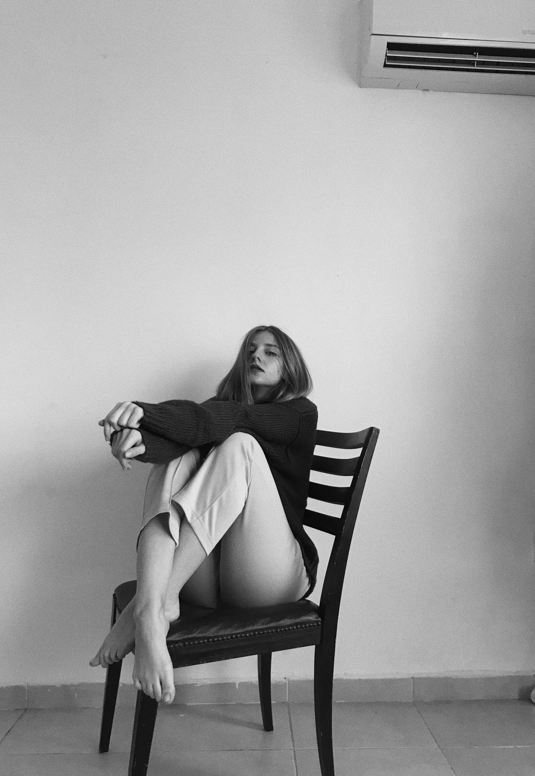 Александра мишарина модель. Комната для девушки. Девушка на стуле спиной. Девушки дома на стуле. Красивая комната для девушки.