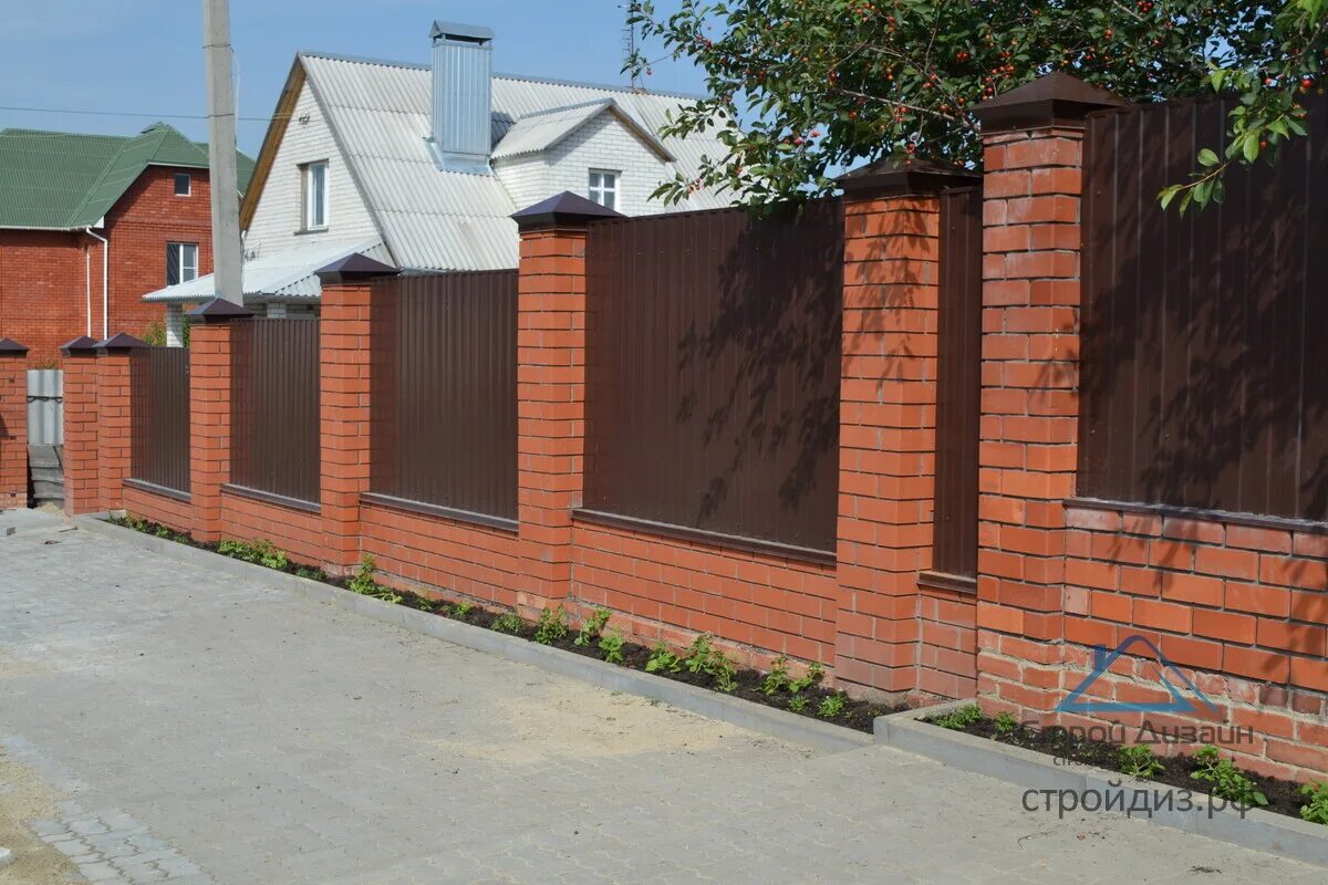 Забор из кирпича варианты на склоне Дома заборы фундаменты: найдено 89 изображений