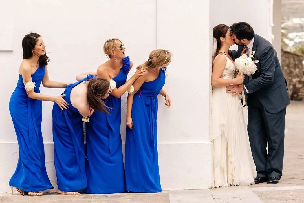 Мужчина убегает от женщины. Свадьба под дулом пистолета. Посмертный брак во франции. Невеста в загсе. Грустные жених и невеста.