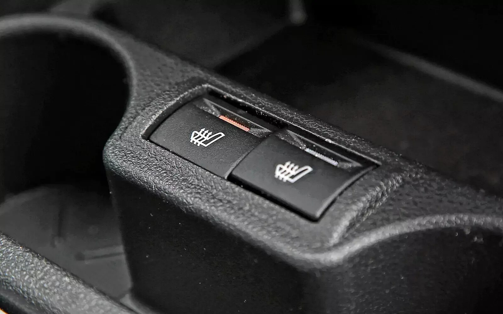 Как поменять кнопку обогрева. Переключатель подогрева сидений гранта. Кнопка подогрева стекла калина 1. Обогрев заднего стекла лада гранта 2013 года. Подогрев сидений лада калина 1.