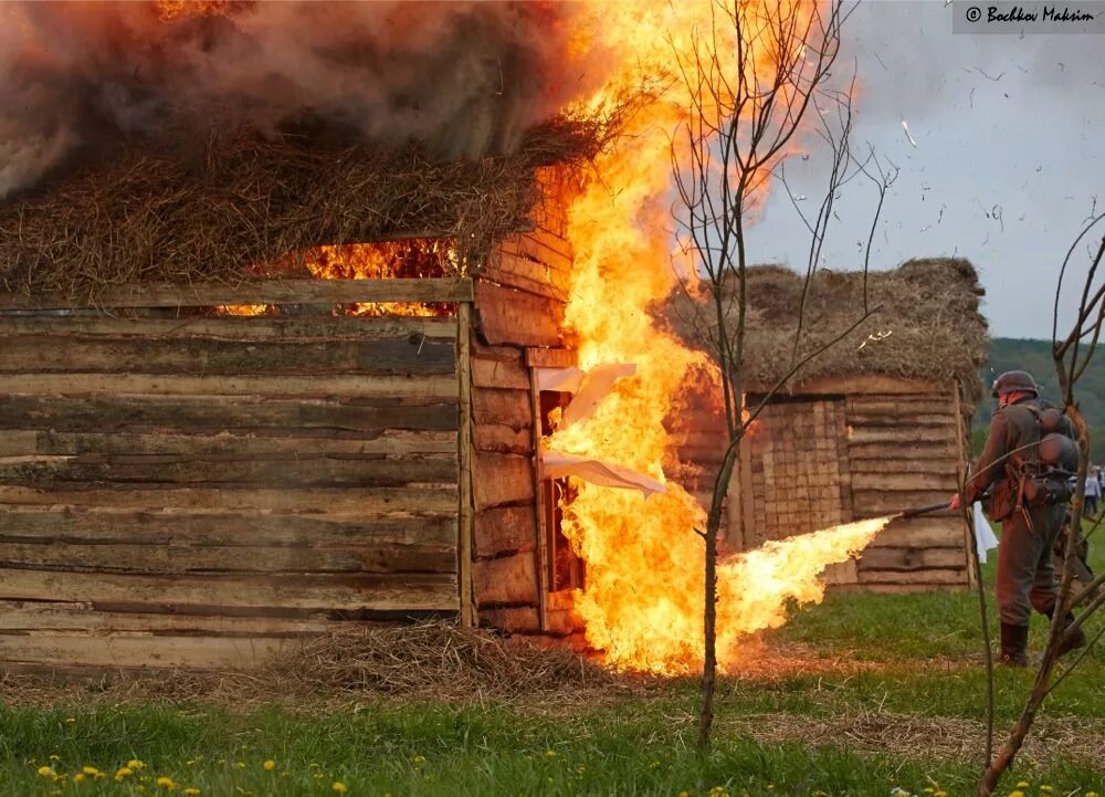 Родной сгореть. Горящие избы. Враги сожгли родную хату. Горящие хаты.