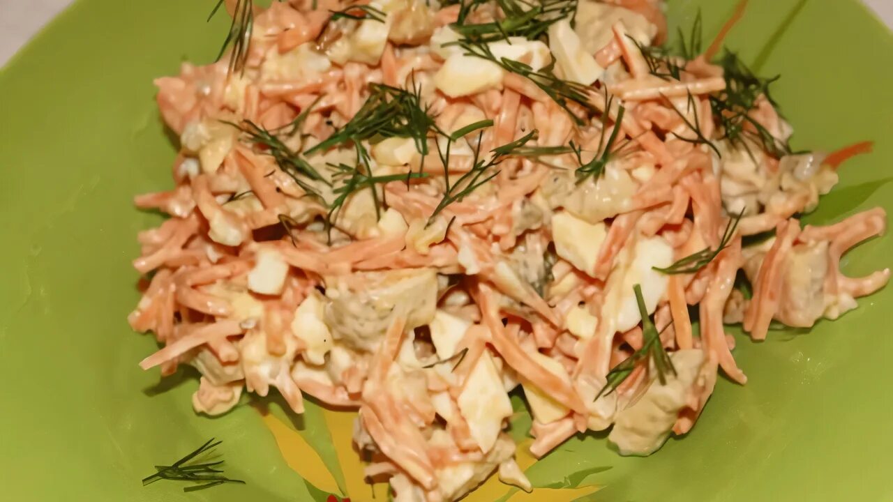 Салат фаттуш с корейской морковью. Салат обжорка с печенью и солеными огурцами. Салат с печенкой и солеными огурцами. Салат с копчёной курицей и корейской морковью. Салат с соленым огурцом и корейской морковкой.