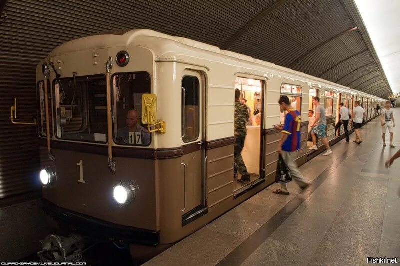Метро коричневое. Коричневая ветка метро москвы. 5а ретропоезд. Метро коричневая. По фиолетовая ветка в питере.