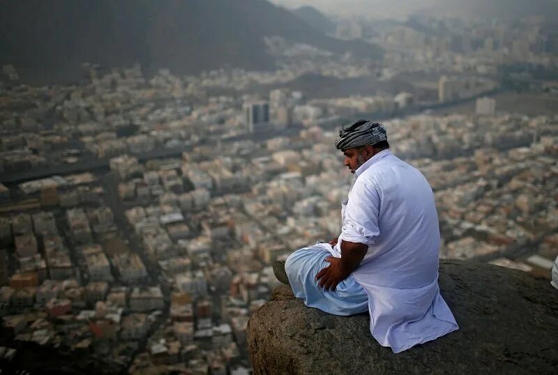 Какая рука у мусульман считается грязной. Jabal al-Nour Саудовская Аравия. Человек молится в Хадже. Мужчина в Хадже. Гора Хира в Мекке.