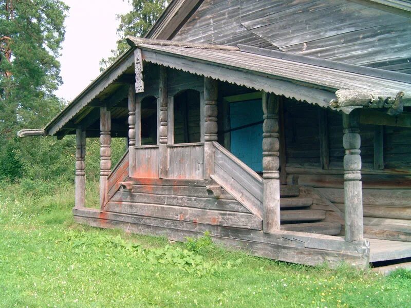 Деревянная изба с крыльцом и сенями. Свияжск лестница. Северное зодчество деревянные дома архангельск. Крыльцо суздаль. Русская изба крыльцо.