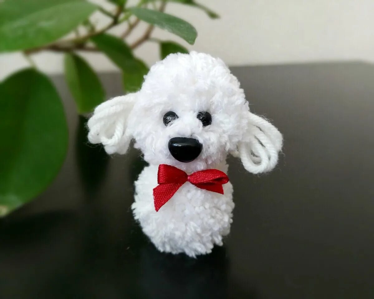 Поделка собачка из ниток. Валяние из шерсти собачка. Собачка своими руками. Игрушки из помпонов. Собака из фоамирана.